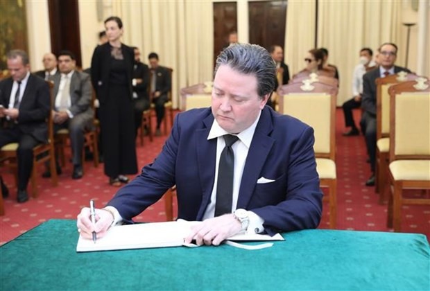 美国驻越南大使马克·克纳珀在吊唁簿上题词。 美国驻越南大使马克·克纳珀在吊唁簿上题词。