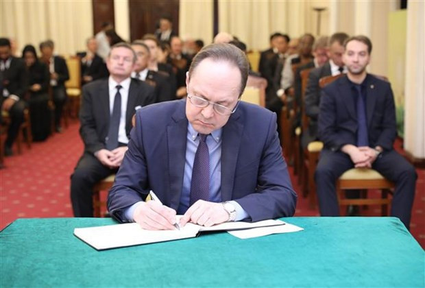 俄罗斯驻越南大使根纳季·斯捷潘诺维奇·别兹杰特科在吊唁簿上题词。 俄罗斯驻越南大使根纳季·斯捷潘诺维奇·别兹杰特科在吊唁簿上题词。