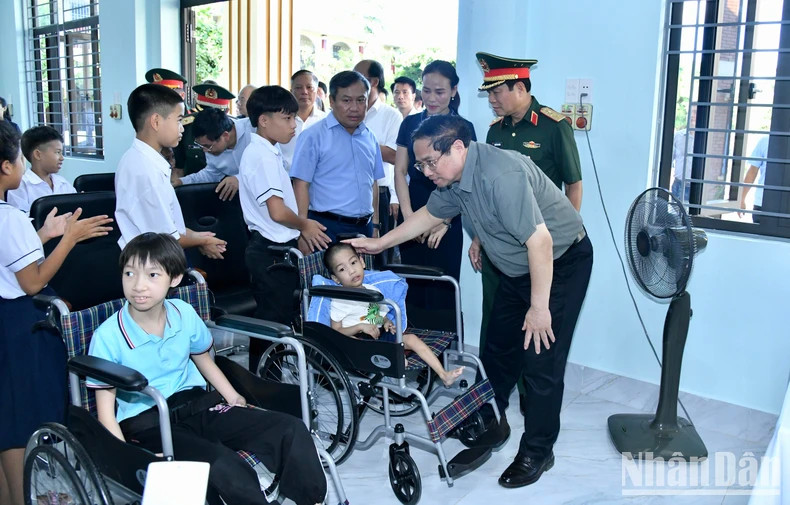范明正总理走访慰问广平省社会工作中心的儿童和残疾人。 范明正总理走访慰问广平省社会工作中心的儿童和残疾人。