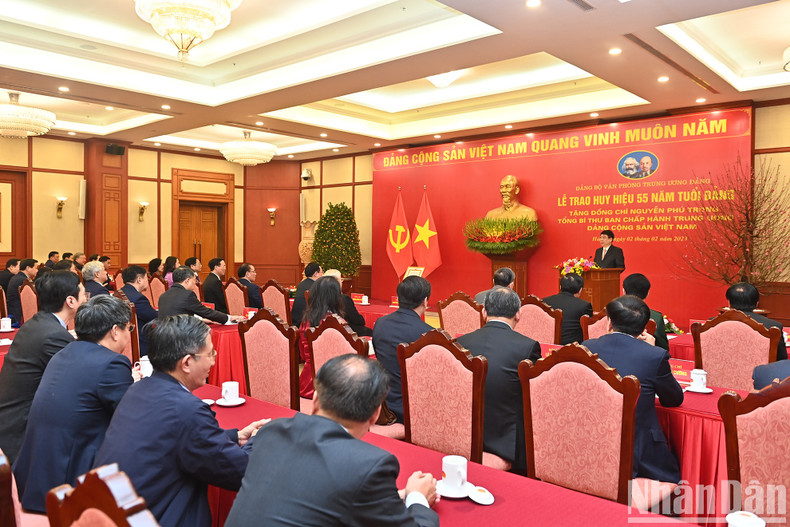 越共中央总书记阮富仲党龄55年纪念章颁发仪式场景。 越共中央总书记阮富仲党龄55年纪念章颁发仪式场景。