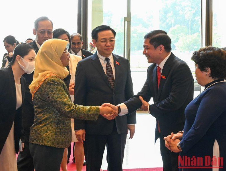 越南国会主席王廷惠向新加坡总统哈莉玛·雅各布介绍越南代表团成员。