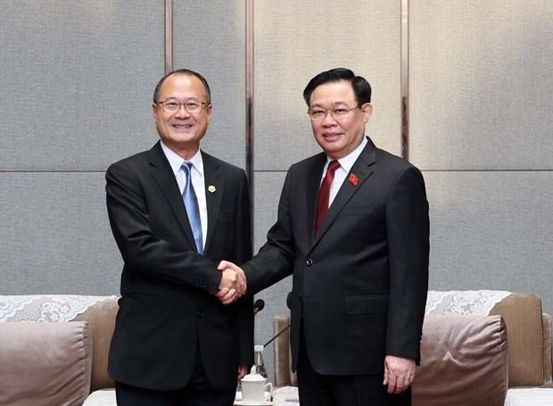 越南国会主席王廷惠在会见新华集团主席蔡冠深。 越南国会主席王廷惠在会见新华集团主席蔡冠深。