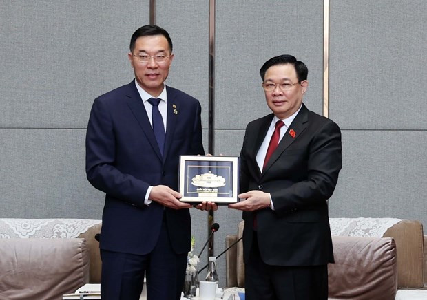 国会主席王廷惠在会见中车大连机车车辆有限公司董事长孙荣坤。 国会主席王廷惠在会见中车大连机车车辆有限公司董事长孙荣坤。