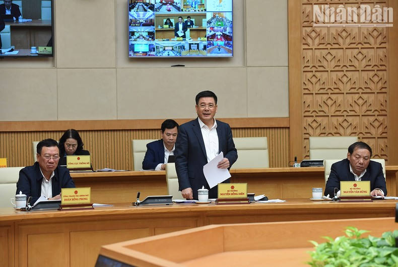 工贸部部长阮鸿延在会上发言。 工贸部部长阮鸿延在会上发言。
