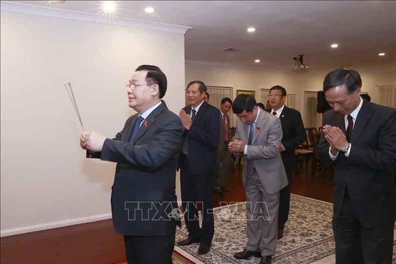 越南国会主席王廷惠在越南驻澳大使馆总部向胡志明主席敬香。 越南国会主席王廷惠在越南驻澳大使馆总部向胡志明主席敬香。