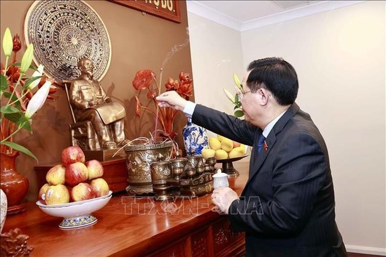 越南国会主席王廷惠在越南驻澳大使馆总部向胡志明主席敬香。 越南国会主席王廷惠在越南驻澳大使馆总部向胡志明主席敬香。