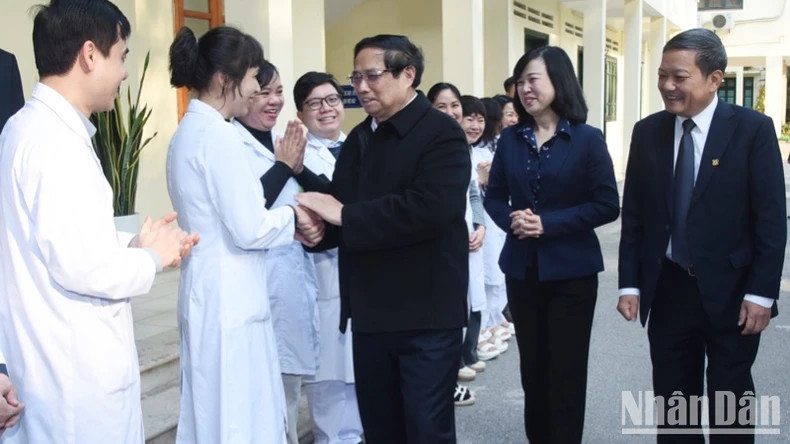 范明正总理视察中央肺科医院。（陈海 摄）