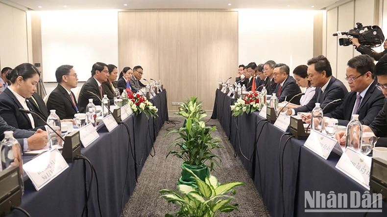 河内市人民委员会主席陈士青与万象市市长阿萨潘通·西潘敦举行工作会议。 河内市人民委员会主席陈士青与万象市市长阿萨潘通·西潘敦举行工作会议。