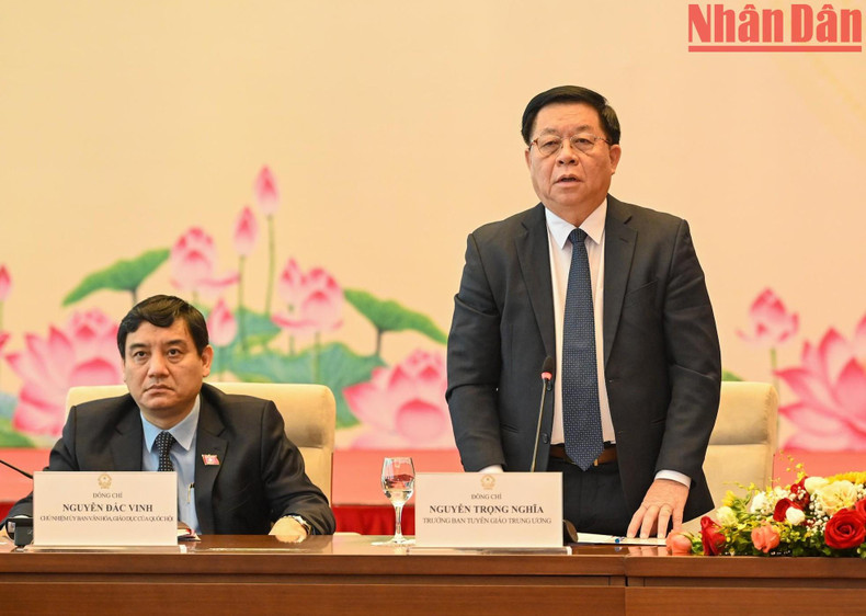 越共中央宣教部部长阮重义发表讲话。