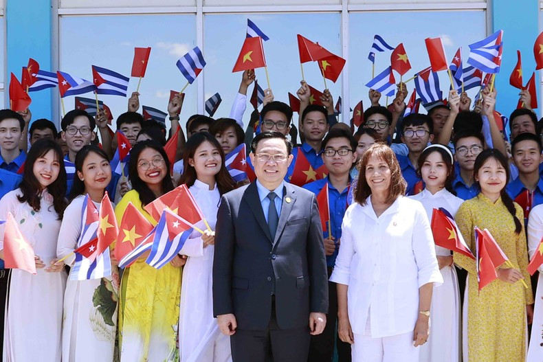 旅古越南人和在古越南留学生等来到机场迎接国会主席王廷惠一行。 旅古越南人和在古越南留学生等来到机场迎接国会主席王廷惠一行。