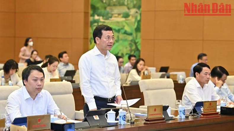 越南通信传媒部部长阮孟雄在会上作呈文。 越南通信传媒部部长阮孟雄在会上作呈文。