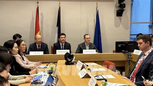 越南圆桌座谈会场景。 越南圆桌座谈会场景。