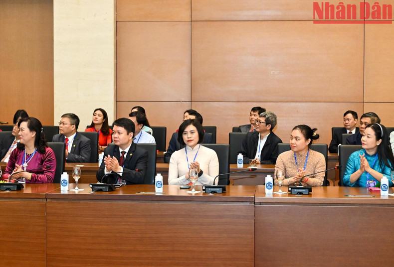 模范出版工作者代表团。