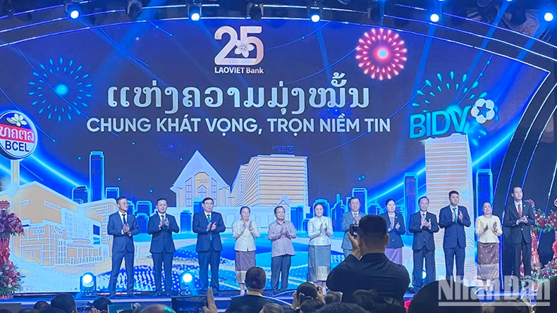 老挝党和国家领导人、越南国家银行领导向老越联营银行表示祝贺。