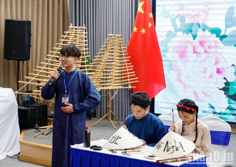 河内国家大学大学生展示越文和中文书法功底。 河内国家大学大学生展示越文和中文书法功底。