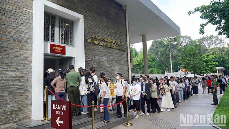 上午9点，数百名民众和游客涌向统一宫，排起长队等待购买门票。