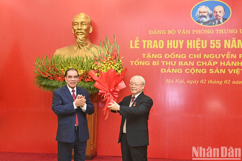 前越共中央总书记农德孟向阮富仲总书记赠送鲜花。 前越共中央总书记农德孟向阮富仲总书记赠送鲜花。