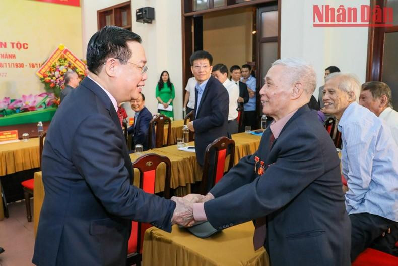 越南国会主席王廷惠与各位代表。 越南国会主席王廷惠与各位代表。