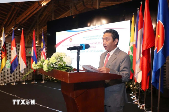 越南文化体育与旅游部副部长黄道刚发表讲话。