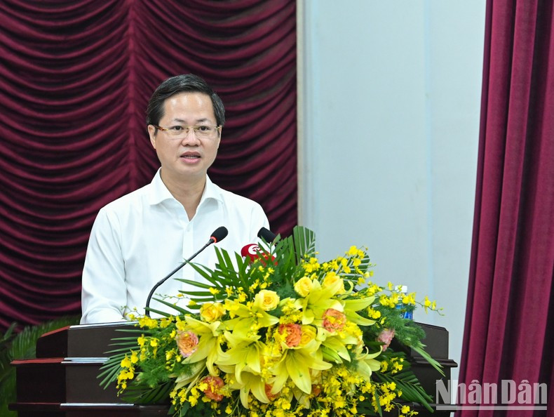 平顺省人委会主席段英勇在会上作报告。