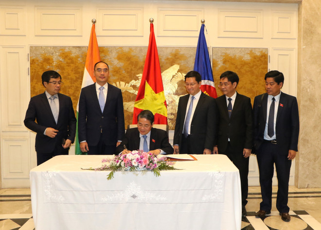 国会副主席阮德海在越南驻印度大使馆纪念薄上留言。 国会副主席阮德海在越南驻印度大使馆纪念薄上留言。