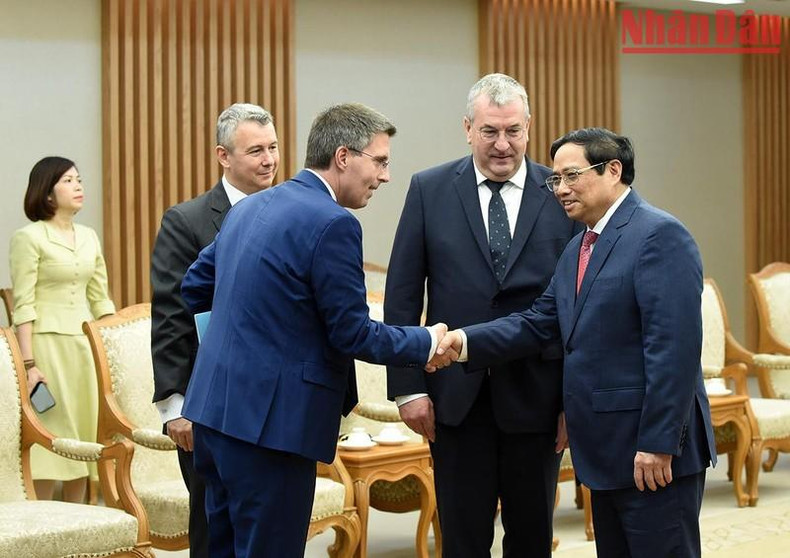 范明正总理欢迎比利时瓦隆-布鲁塞尔大区联盟的首席大臣皮埃尔-伊夫·热霍莱特一行。 范明正总理欢迎比利时瓦隆-布鲁塞尔大区联盟的首席大臣皮埃尔-伊夫·热霍莱特一行。