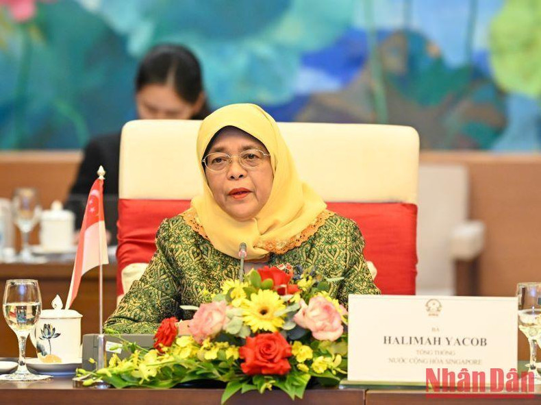 新加坡总统哈莉玛·雅各布发表讲话。
