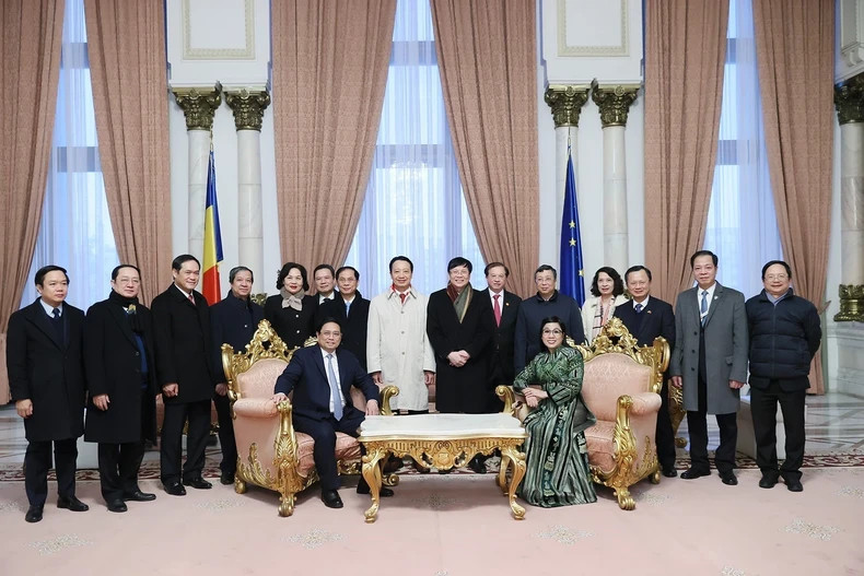 越南政府总理范明正和夫妇与各位代表合影。