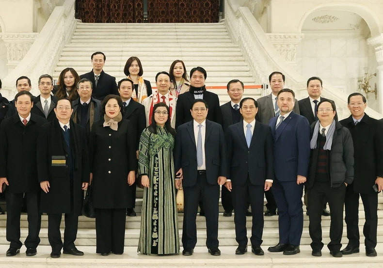 越南政府总理范明正和夫妇与各位代表合影。