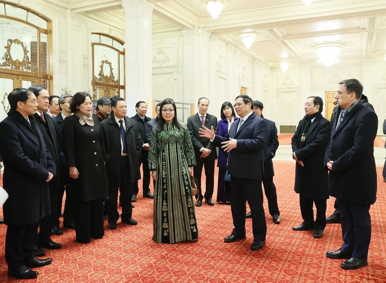 越南政府总理范明正和夫妇参观罗马尼亚议会宫的建筑空间。