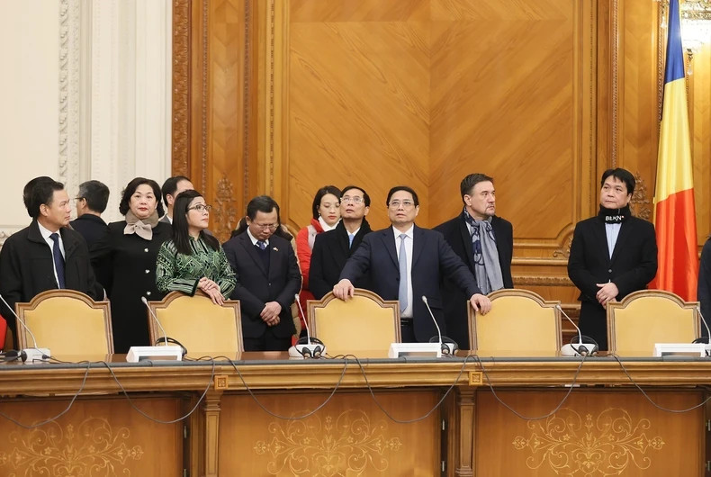 越南政府总理范明正和夫妇参观罗马尼亚议会宫的建筑空间。