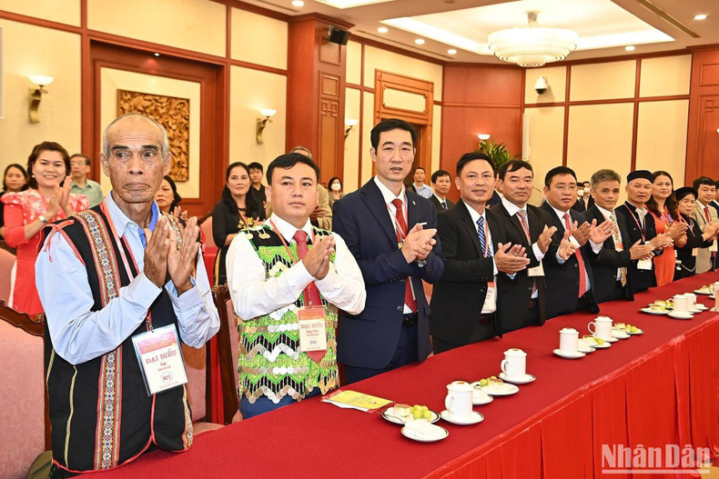出席全国乡级祖国阵线主席和典型祖国阵线工作委员会主任表彰大会的代表。 出席全国乡级祖国阵线主席和典型祖国阵线工作委员会主任表彰大会的代表。