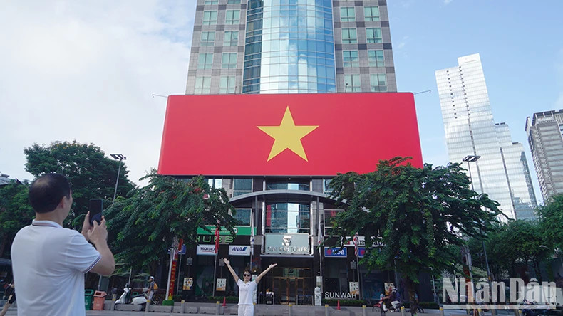 9月2日上午，天气晴好，阮惠步行街充满了红色。