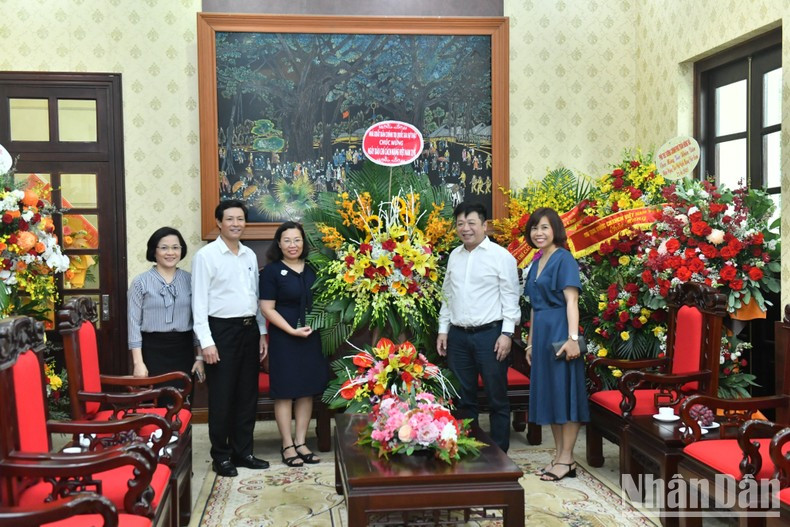 越南国家事实政治出版社代表团前来祝贺《人民报》社。（登科 摄）