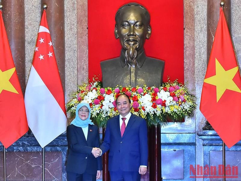 越南国家主席阮春福与新加坡共和国总统哈莉玛•雅各布。 越南国家主席阮春福与新加坡共和国总统哈莉玛•雅各布。