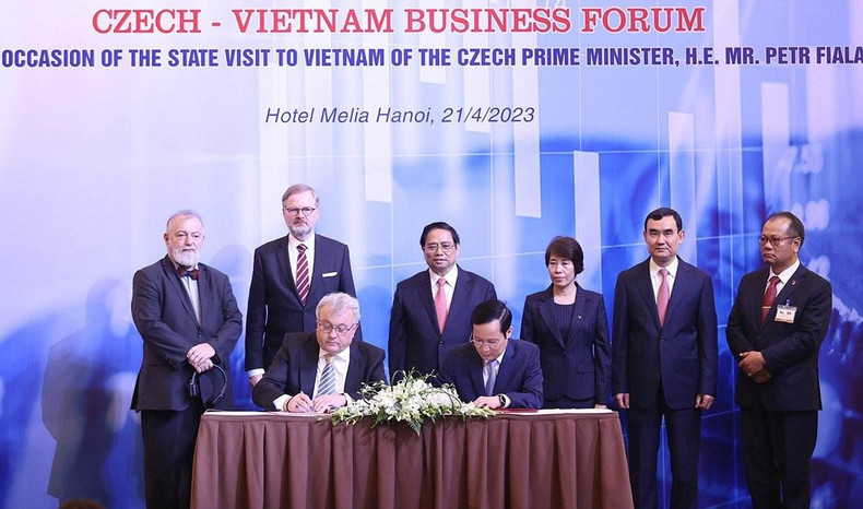 范明正总理与彼得•菲亚拉总理共同出席两国企业和机构合作协议的签署。 范明正总理与彼得•菲亚拉总理共同出席两国企业和机构合作协议的签署。