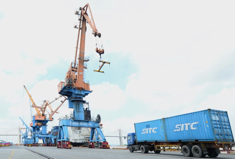 在亭武港（海防）装卸进出口货物集装箱。（德英 摄）