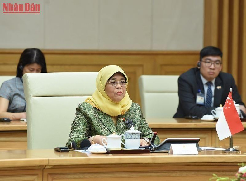 新加坡总统哈莉玛·雅各布发表讲话。