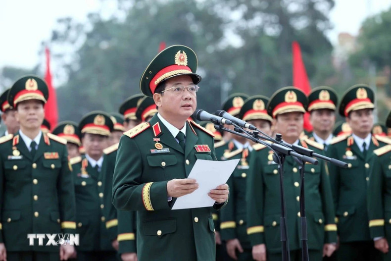 越共中央书记处书记、中央军委常委、越南人民军总政治局主任郑文决上将发表讲话。