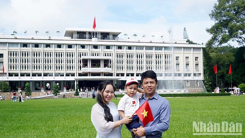 许多家庭穿着奥黛参观统一宫并在统一宫前拍照。