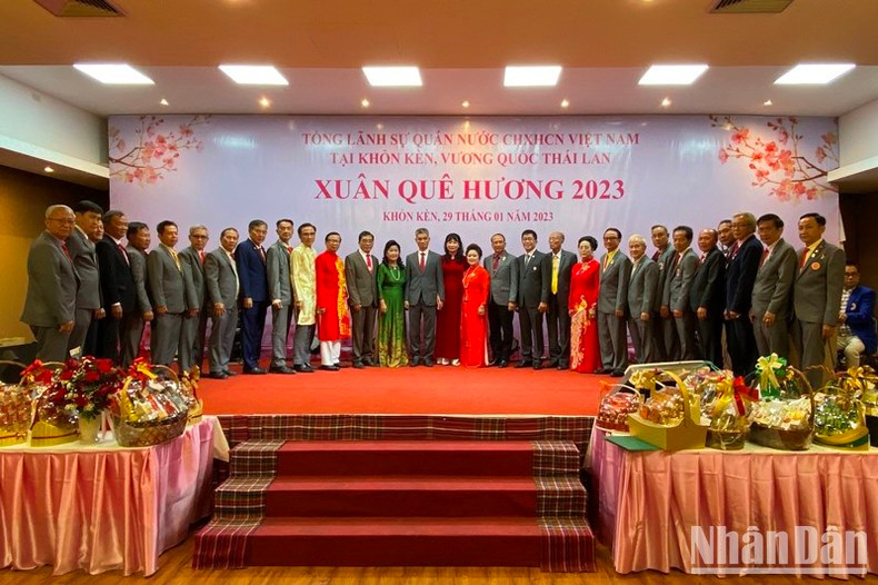 各位代表合影留念。 各位代表合影留念。