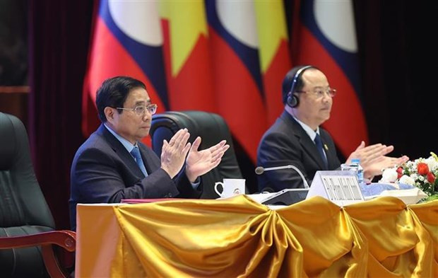 越南政府总理范明正与老挝总理宋赛·西潘敦共同主持会议。 越南政府总理范明正与老挝总理宋赛·西潘敦共同主持会议。