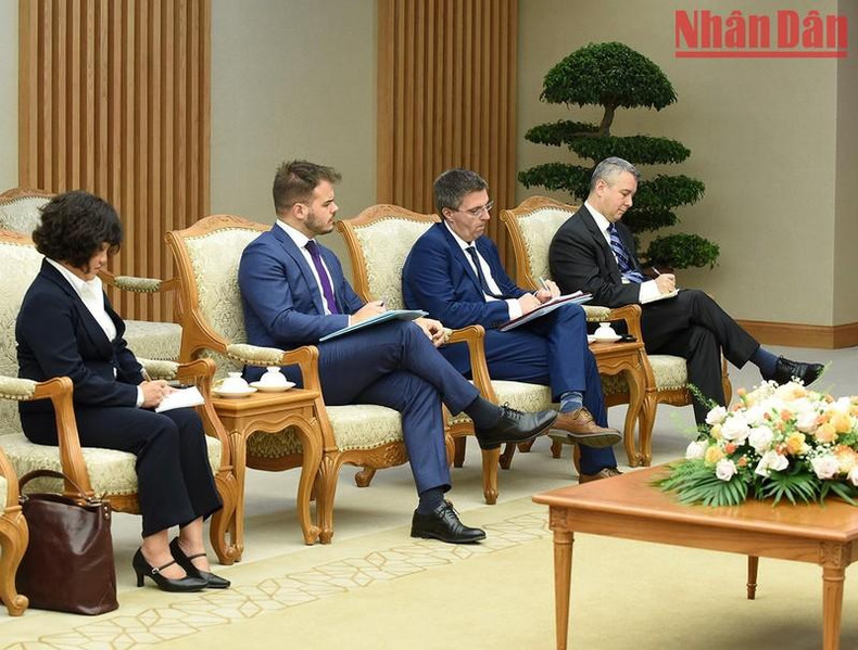 陪同比利时瓦隆-布鲁塞尔大区联盟的首席大臣皮埃尔-伊夫·热霍莱特的代表团。 陪同比利时瓦隆-布鲁塞尔大区联盟的首席大臣皮埃尔-伊夫·热霍莱特的代表团。