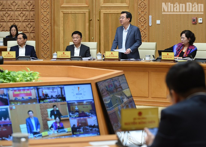 建设部部长阮青毅在会上发言。 建设部部长阮青毅在会上发言。