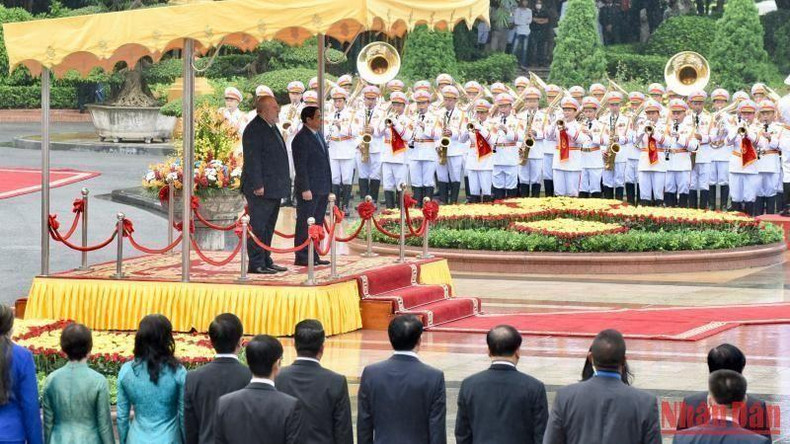 越南政府总理范明正与古巴总理曼努埃尔•马雷罗•克鲁斯向国旗敬礼。(陈海 摄) 越南政府总理范明正与古巴总理曼努埃尔•马雷罗•克鲁斯向国旗敬礼。(陈海 摄)