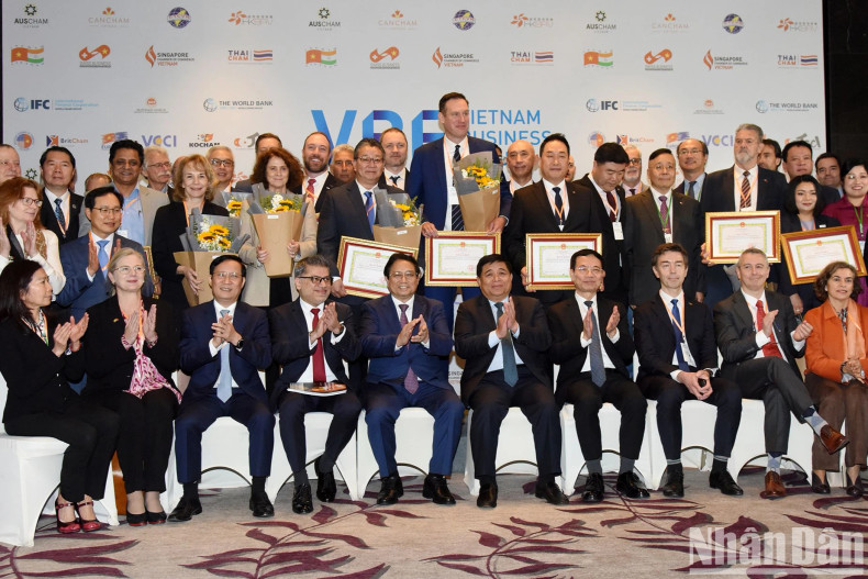 越南政府总理范明正与各位代表合影。 越南政府总理范明正与各位代表合影。