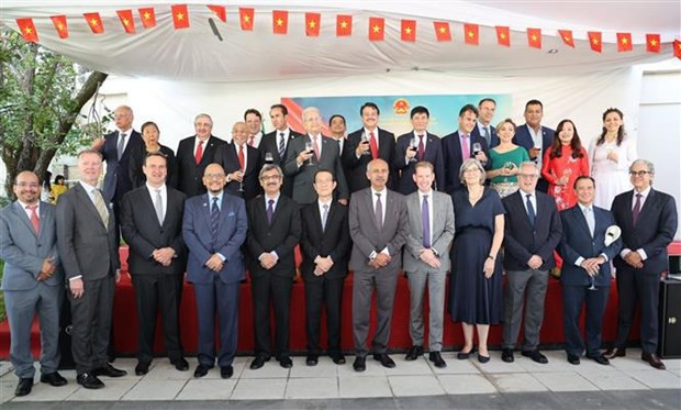 双方代表合影留念。 双方代表合影留念。