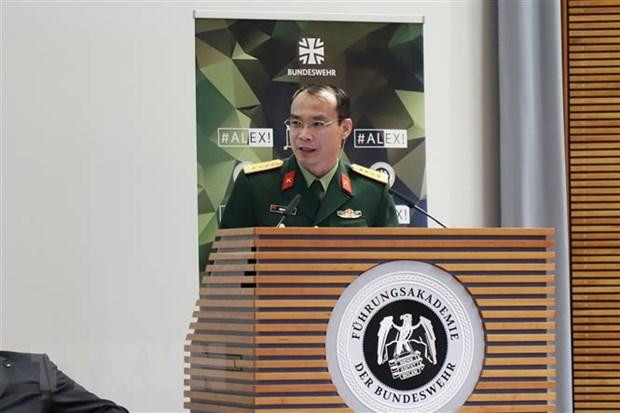 越南国防战略研究院国际研究部主任范玉青大校在研讨会上发言。 越南国防战略研究院国际研究部主任范玉青大校在研讨会上发言。