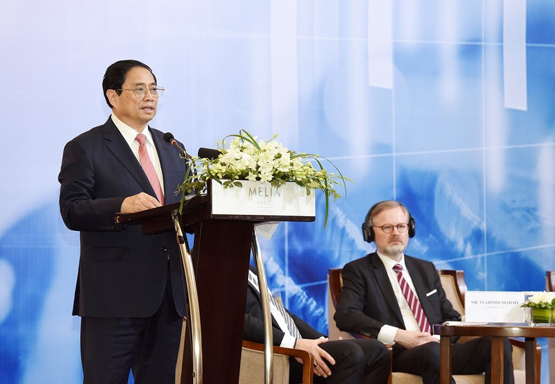 范明正总理在论坛上表示,越南与捷克有着长期、真诚、密切的传统友谊与合作关系。尽管受到新冠肺炎疫情的严重影响,两国之间的经贸与投资合作仍强劲发展,硕果累累。 范明正总理在论坛上表示,越南与捷克有着长期、真诚、密切的传统友谊与合作关系。尽管受到新冠肺炎疫情的严重影响,两国之间的经贸与投资合作仍强劲发展,硕果累累。