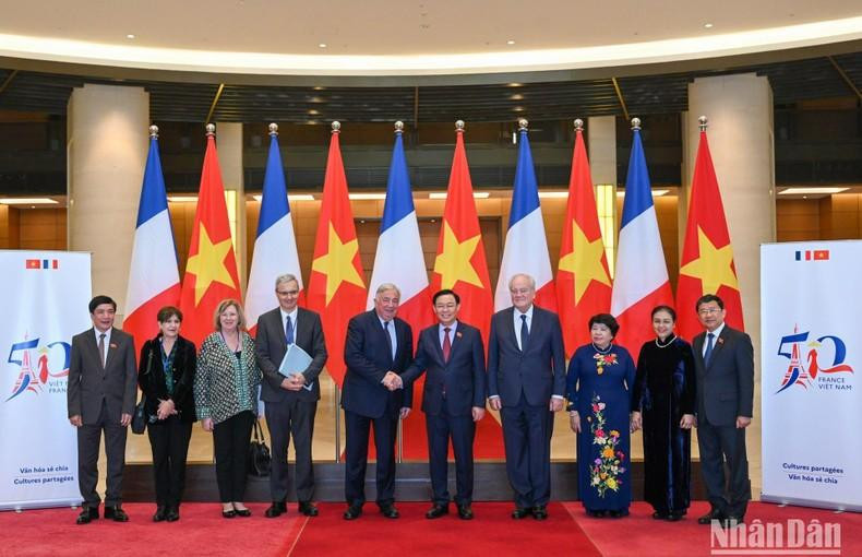 越南国会主席王廷惠与法国参议院议长热拉尔·拉尔歇同各位代表合影。 越南国会主席王廷惠与法国参议院议长热拉尔·拉尔歇同各位代表合影。